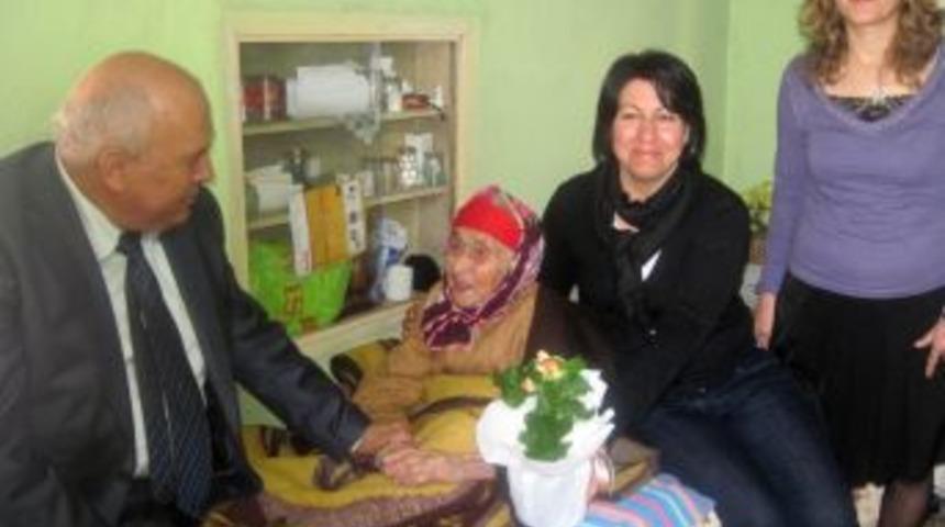 S&ouml;ke'de 90 yaş &uuml;zeri vatandaşlar evinde ziyaret ediliyor