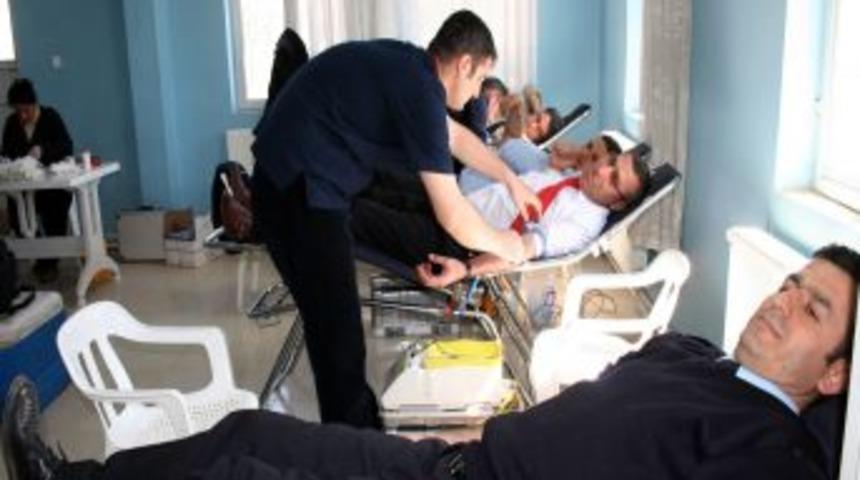 Gardiyanlar kan bağışında bulundu