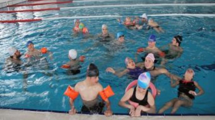 Belden aşağısı tutmayan 10 yaşındaki Şeyma&rsquo;nın y&uuml;zme sevinci