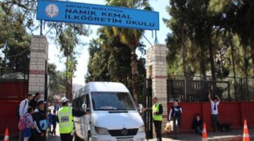 Antalya'da 371 servis aracına ceza kesildi