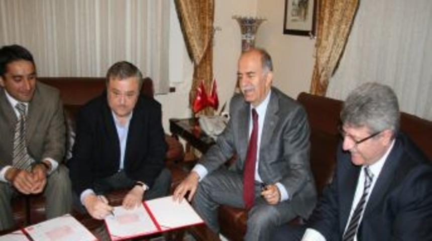 Anne ve babasının anısına anaokulu yaptırıyor