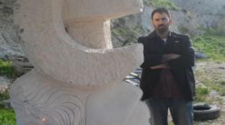 Suriyeli Heykeltıraş Sabbuh, hoşg&ouml;r&uuml;y&uuml; temsil eden heykelini tamamladı