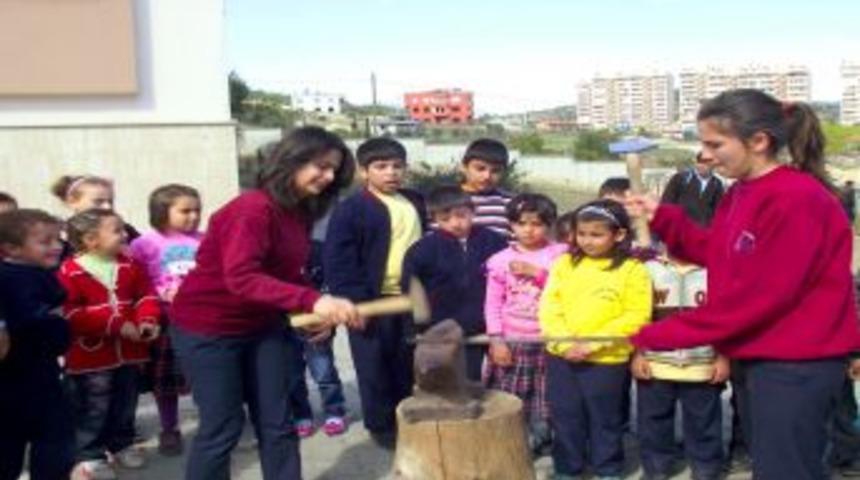 Kız &ouml;ğrenciler &ouml;rste demir d&ouml;vd&uuml;