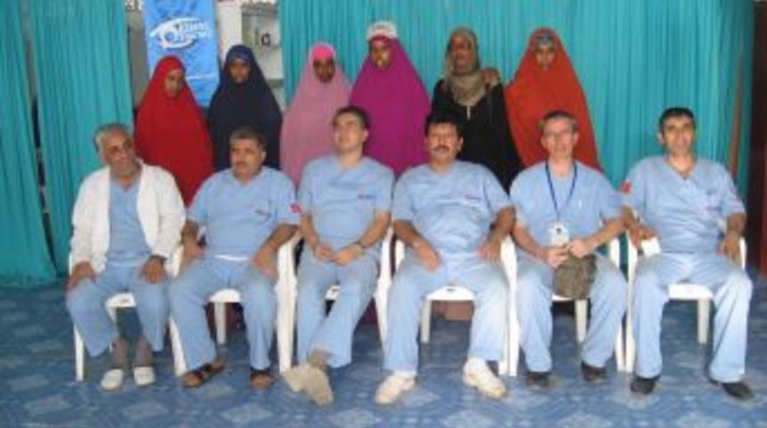 Balıkesirli g&ouml;n&uuml;ll&uuml; doktorlar Somali'de 15 g&uuml;nde 3 bin 151 kişiyi muayene etti