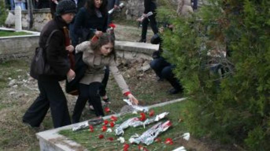 Avukatlar G&uuml;n&uuml;'nde Mezarı Başında Anıldı