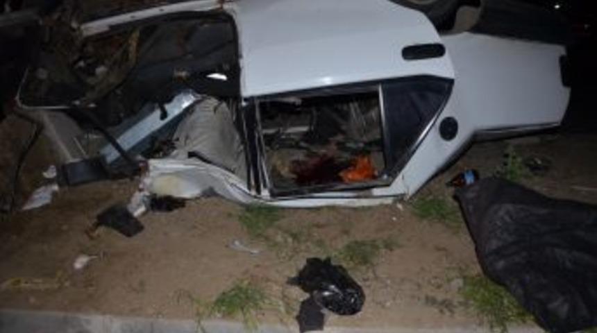 Elektrik direğine &ccedil;arpan otomobil ikiye b&ouml;l&uuml;nd&uuml;: 1 &ouml;l&uuml;