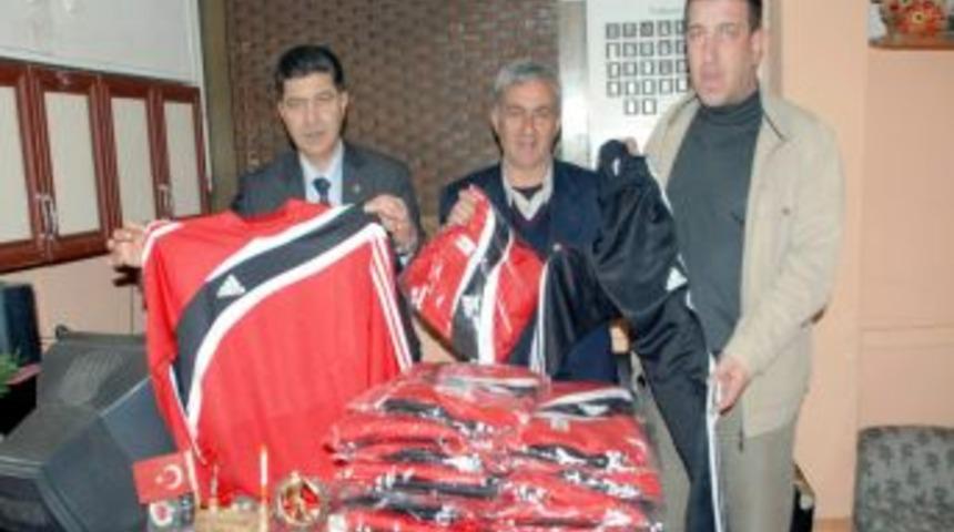 Albayrak'tan Besnispor'a Eşofman Yardımı