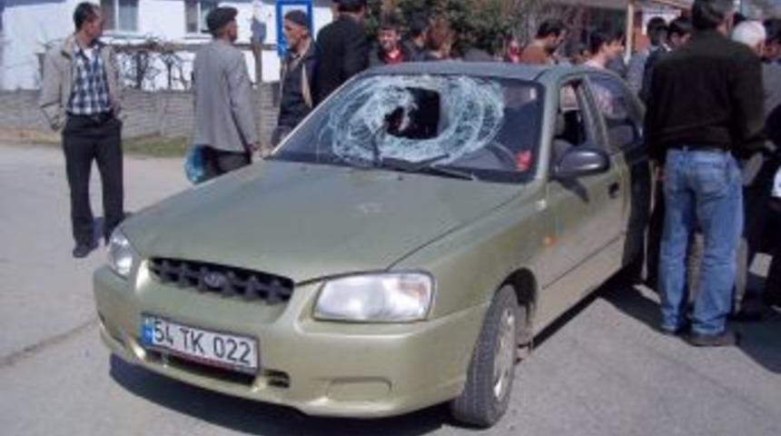 Karap&uuml;r&ccedil;ek'te otomobil &ccedil;arpan bir kişi yaralandı