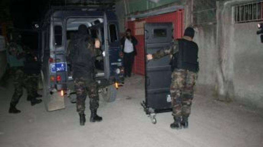 Silah ka&ccedil;ak&ccedil;ıları, baskına gelen polise saldırdı