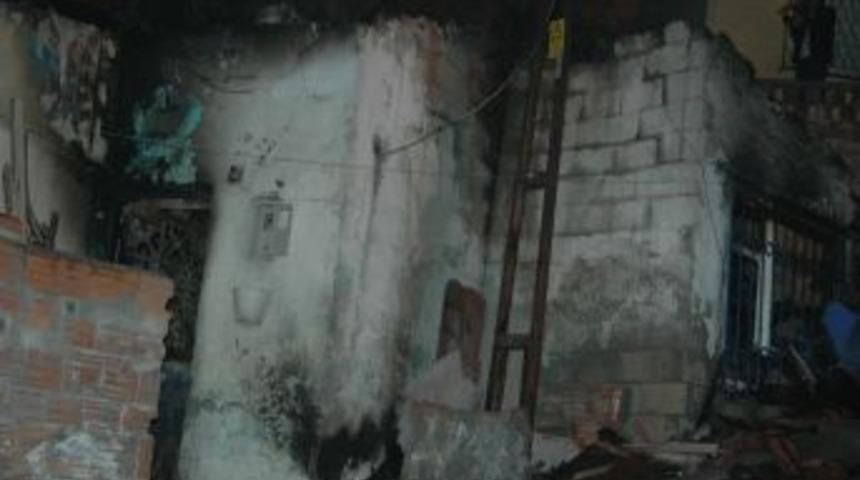 Kağıthane'de yanan gecekonduda 3 yaşındaki &ccedil;ocuk &ouml;ld&uuml;