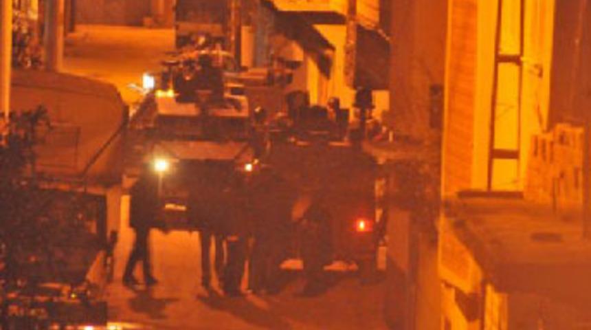 Silah ka&ccedil;ak&ccedil;ıları 3 polisi vurdu