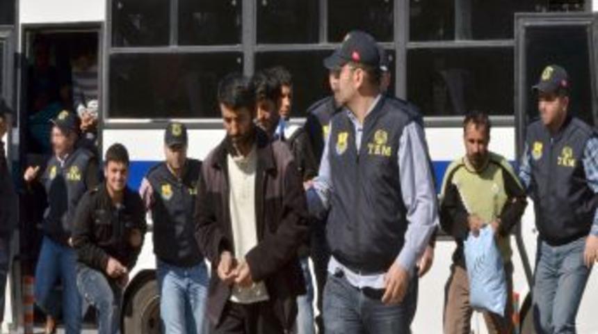 İzinsiz nevruzda polise taş atan 14 kişi, ter&ouml;r &ouml;rg&uuml;t&uuml; &uuml;yeliğinden tutuklandı