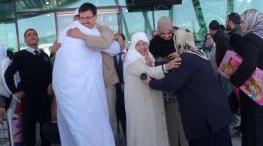 Umreden d&ouml;nenler mehterle karşılandı