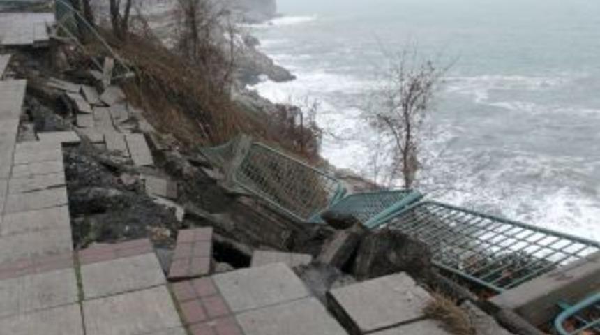 Vatandaş, dalgaların etkisiyle &ccedil;&ouml;ken kaldırımının onarılmamasına tepkili