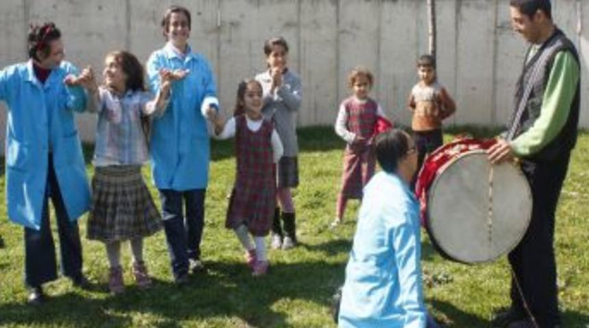 Huzurevi sakinleri ve çocuklar birlikte fidan dikti