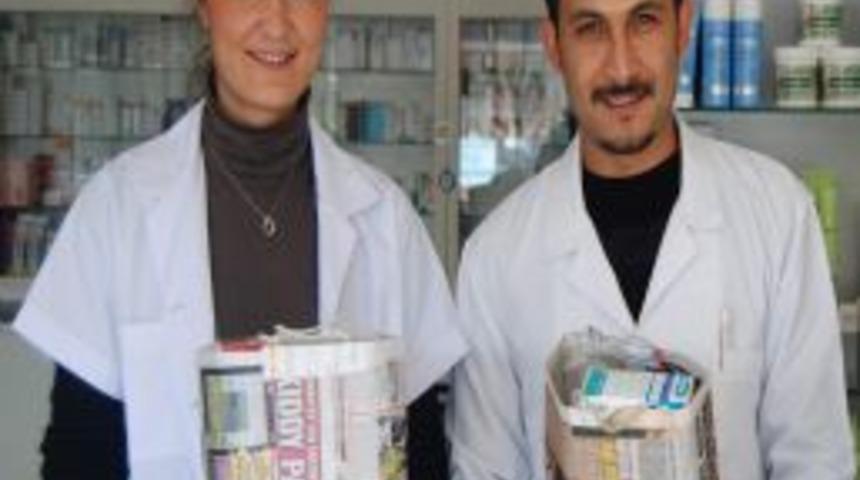 Eski gazeteleri poşet olarak kullanıyor, müşteriler memnun