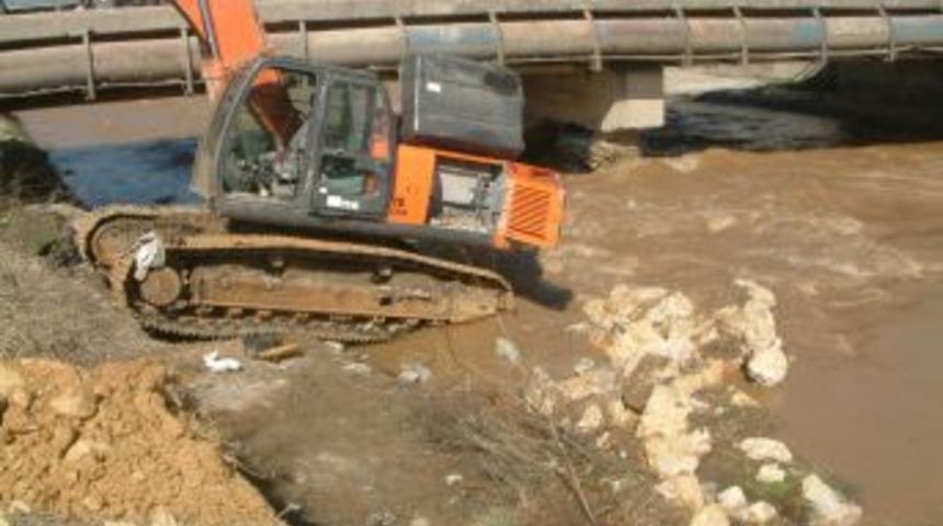 Hırsızlar 3 bin lira değerinde mazot &ccedil;aldı