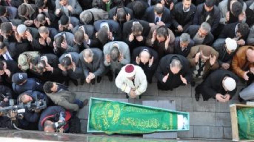 Baraj g&ouml;letinde &ouml;len iki iş&ccedil;inin cenazeleri toprağa verildi