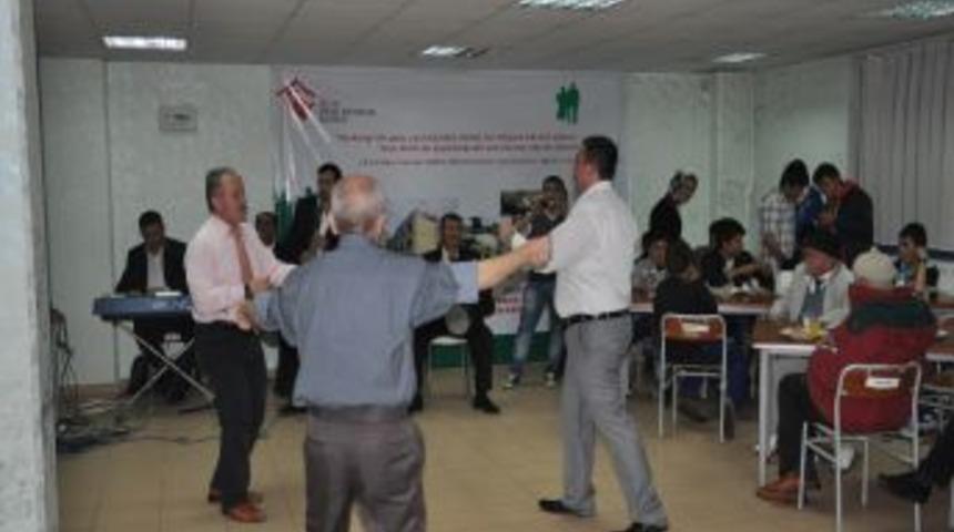 Huzurevi sakinleri g&ouml;n&uuml;llerince eğlendi