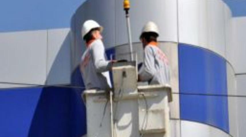 Metal merdiven, elektrik tellerine değdi: 2 &ouml;l&uuml;, 4 yaralı