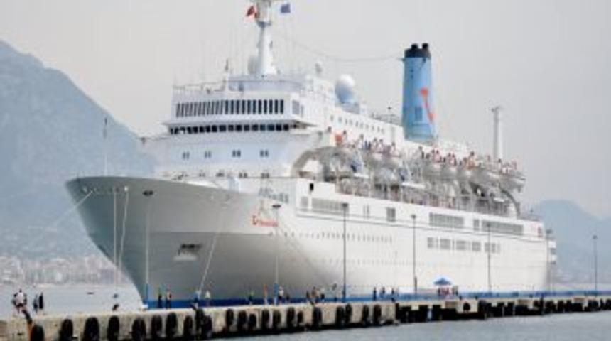 Gemiyle gelen İngiliz turistler Alanya'yı gezdi