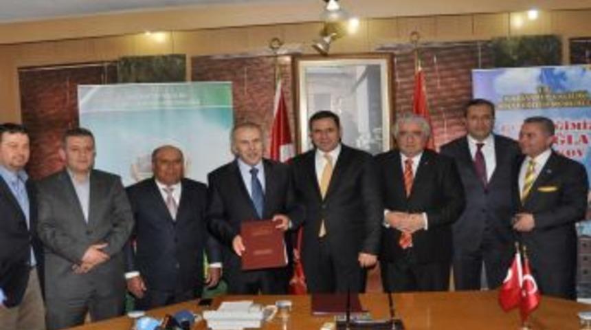 Tiryaki Holding okul yaptırarak eğitime destek sağlıyor