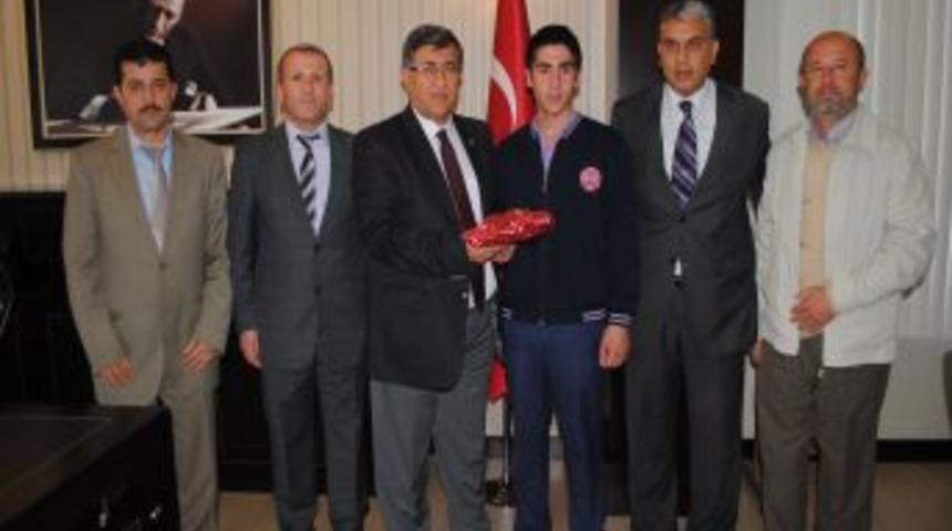 Kur'an okumada birinci oldu, &ouml;d&uuml;l&uuml; Kur'an oldu