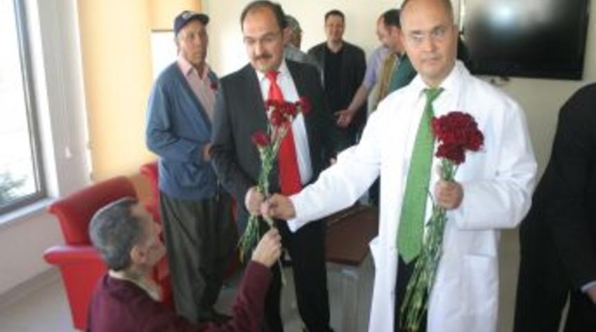 Huzurevindeki yaşlılara sağlık kontrol&uuml;