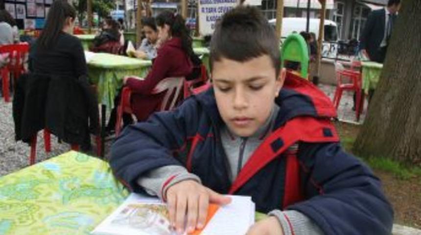 &lsquo;Mahalleli okusun&rsquo; diye parkta kitap okudular