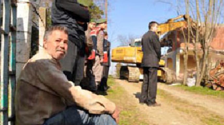 Kardeşinin evini yıktırdı