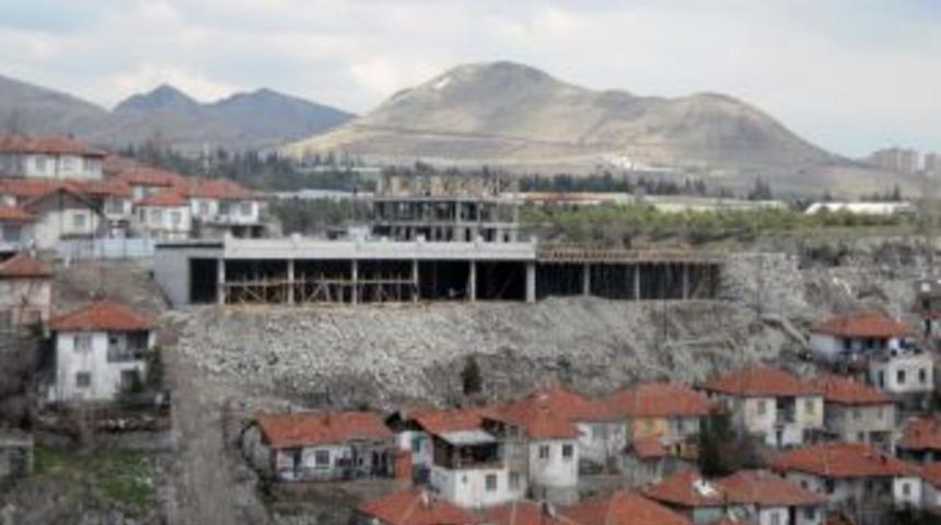 Karaağa&ccedil;'ta &Ccedil;ok Ama&ccedil;lı Pazar Yeri İnşaatı Devam Ediyor
