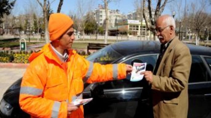 Kaldırım kenarlarını daha iyi s&uuml;p&uuml;rmek i&ccedil;in s&uuml;r&uuml;c&uuml;leri broş&uuml;rle uyardılar