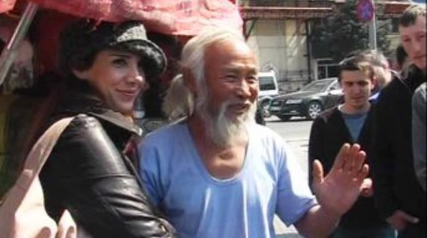 D&uuml;nya turunu &ccedil;ıkan &Ccedil;inli, Taksim'de