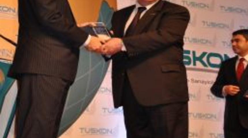 Başbakan Erdoğan, en &ccedil;ok proje y&uuml;r&uuml;ten KASİF&rsquo;e plaket takdim etti