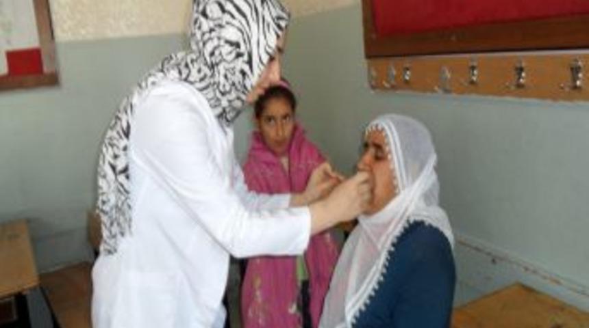 Diyarbakır&rsquo;da kadın velileri ağız ve diş taramasından ge&ccedil;irdiler