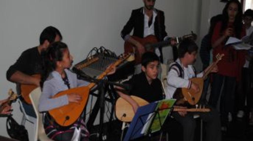 Aşık Veysel, &ouml;l&uuml;m&uuml;n 39'uncu yıl d&ouml;n&uuml;m&uuml;nde t&uuml;rk&uuml;lerle anıldı