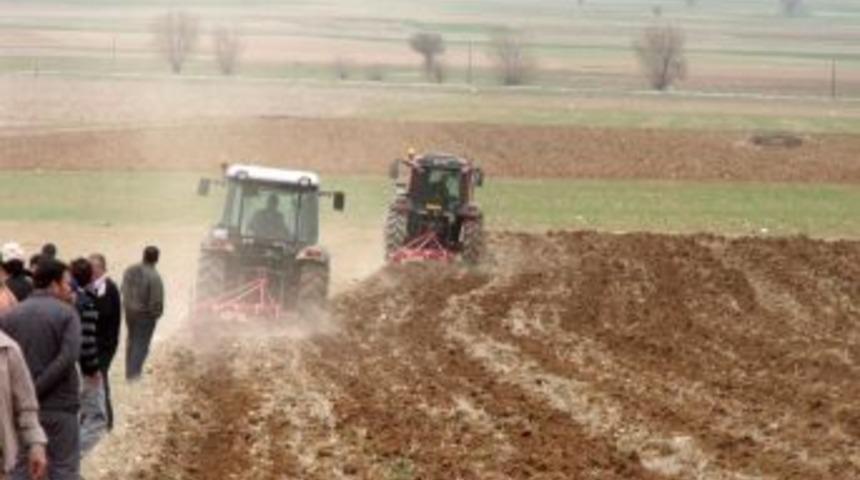 Hattat trakt&ouml;rleri tarla g&uuml;n&uuml;ne &ccedil;ift&ccedil;ilerden ilgi