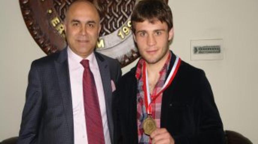 Belediye Başkanı Korkut'tan boks&ouml;r &Ouml;zkal'a: Altın madalya getir, evi al