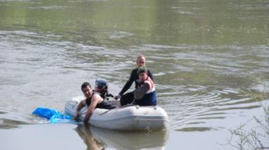 Trakt&ouml;rle Dereye D&uuml;ş&uuml;p Kaybolan &Ccedil;ift&ccedil;inin Cesedi Bulundu