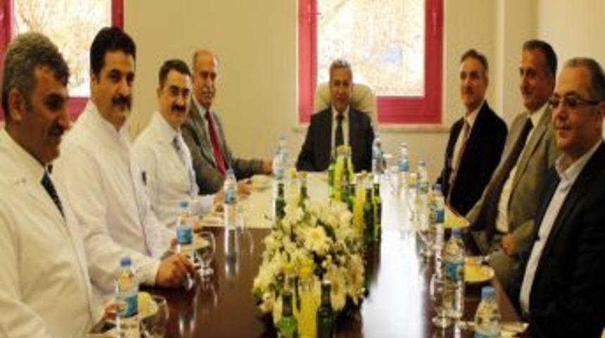 Arın&ccedil;, &Ouml;zel Bahar Hastanesi'ni ziyaret etti