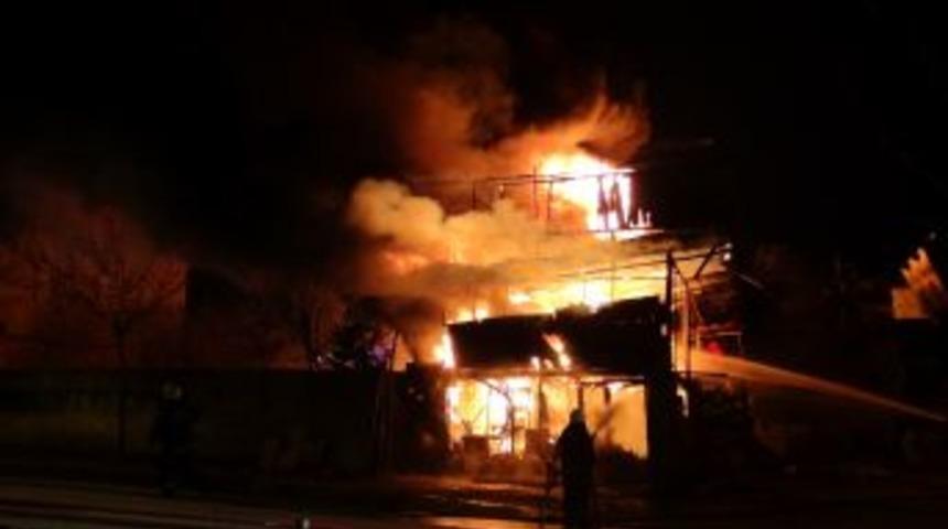 &Ouml;ZEL - İşyerinde &ccedil;ıkan yangın korkuttu