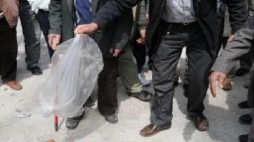 K&ouml;yl&uuml;ler bilirkişi heyetini patatesli eylem yaparak karşıladı