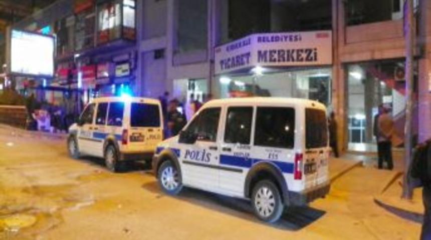 D&uuml;ğ&uuml;nde kavga &ccedil;ıktı: 3 yaralı