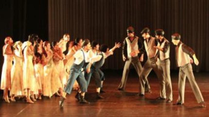 Adana Tiyatro Festivali m&uuml;zikli danslı oyunlarla devam ediyor