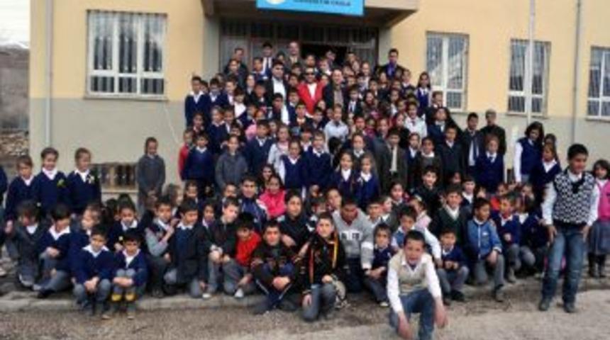 Gen&ccedil; işadamları k&ouml;y okuluna kitap desteği sağladı