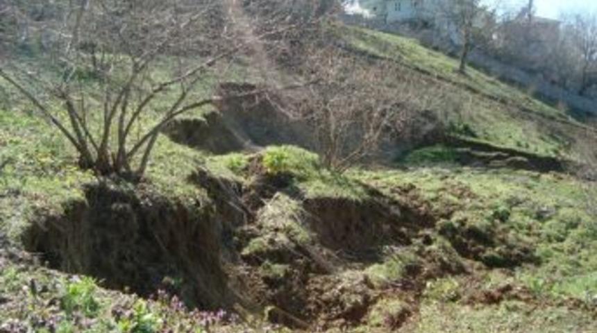 &Ccedil;amlıbel K&ouml;y&uuml;'ndeki heyelan korkutuyor