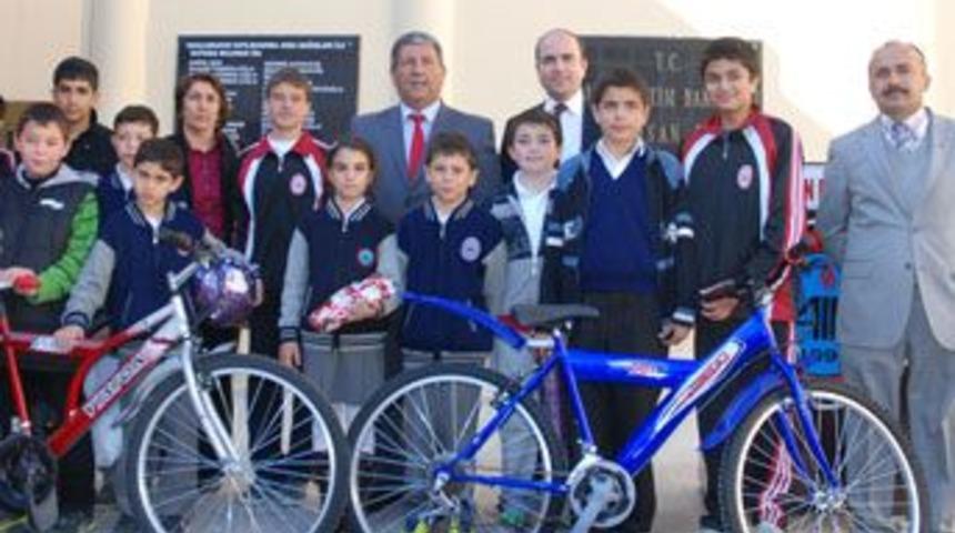 Satran&ccedil; birincilerine bisiklet