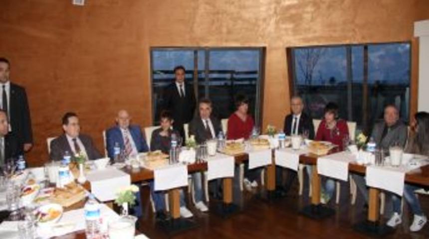 Vali Kızılcık, geleceğin aş&ccedil;ıları ile birlikte yemek yedi