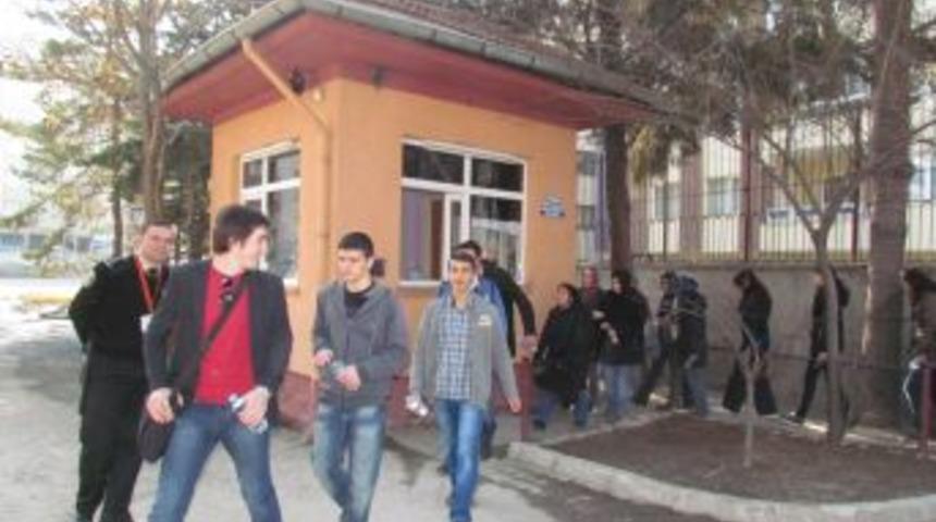 AralFen &ouml;ğrencileri fak&uuml;ltede sınava girdi