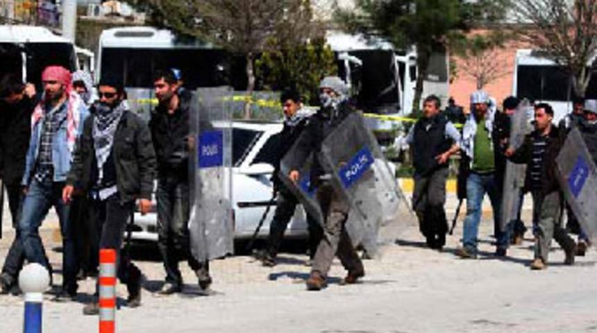 Polisin elinde kalkan başında poşu!